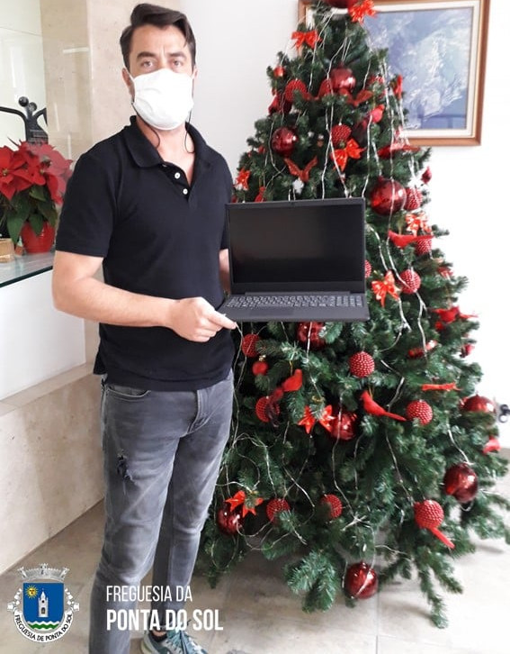 Oferta de computador portátil a escola da Ponta do Sol | APOIOS SOCIAIS 