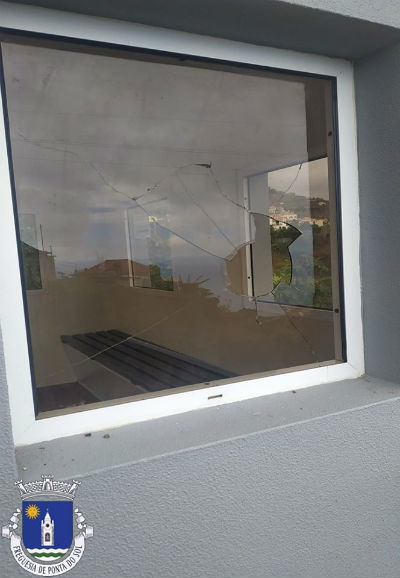 substituicao-de-vidros-partidos-paragens-do-lombo-de-sao-joao-e-faia-pomar-d-joao